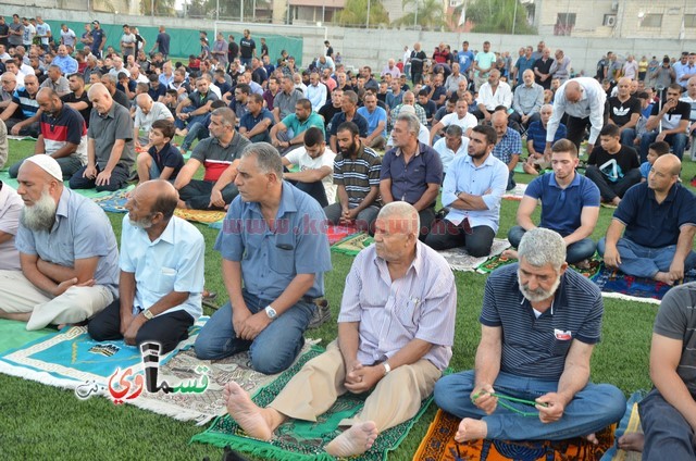 فيديو : المئات يؤدون صلاة عيد الأضحى والرئيس عادل بدير والأهالي يتصافحون ويهنئون ويعم السرور كل الحضور